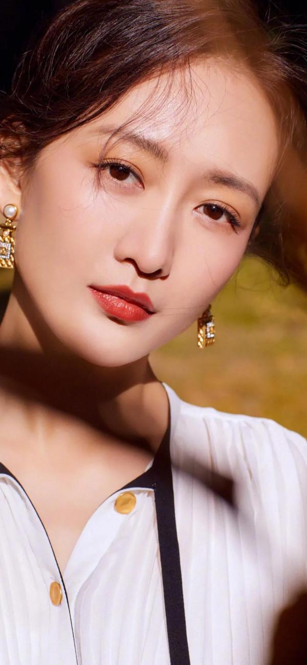 王鷗有種特殊氣質：月上柳俏頭，人約黃昏後