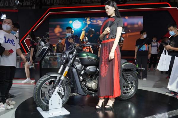 摩博會 | QJMOTOR 閃300S售價23999元,逸550售價33999元 摩博會 | QJMOTOR 閃300S售價23999元,逸550售價33999元