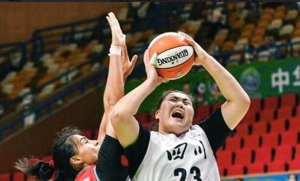 39分15板!中國女籃又一巨無霸,260斤統治籃下,比周琦還重70斤 39分15板!中國女籃又一巨無霸,260斤統治籃下,比周琦還重70斤