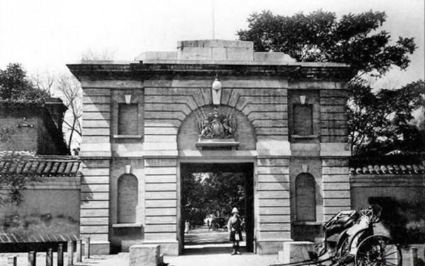 解放軍進入北平那一天,紅旗插遍了“華人禁止入內”的東交民巷 解放軍進入北平那一天,紅旗插遍了“華人禁止入內”的東交民巷