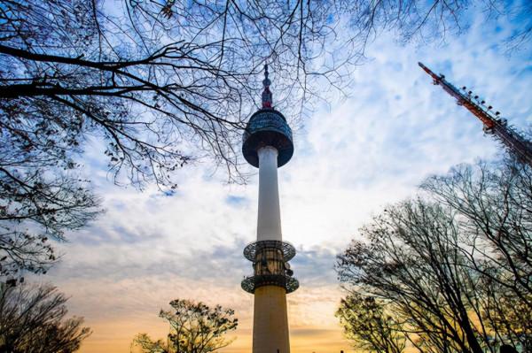 南山塔：造價150億，首爾一大地標