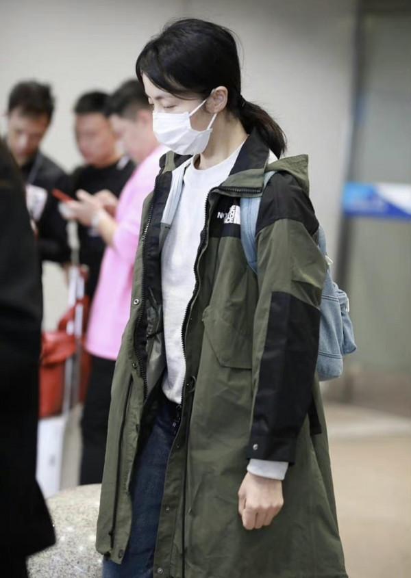 &OpenCurlyDoubleQuote;孫莉&rdquo;帶小女兒走機場，一頭金髮搭配黑色西裝，辣媽氣場全開