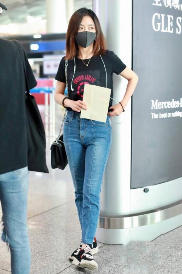 譚松韻牛仔褲穿出少女感