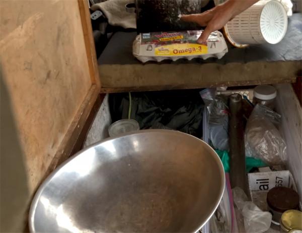 他住在2㎡破舊三輪車中，養4只羊為伴，邊牧羊邊流浪轉眼已過12年