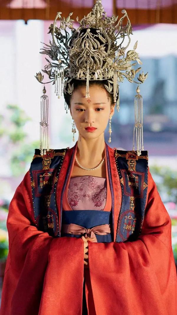 「盤點」古裝女主發冠大賞 趙麗穎的最華麗繁複 譚松韻跟宣璐撞款 「盤點」古裝女主發冠大賞 趙麗穎的最華麗繁複 譚松韻跟宣璐撞款