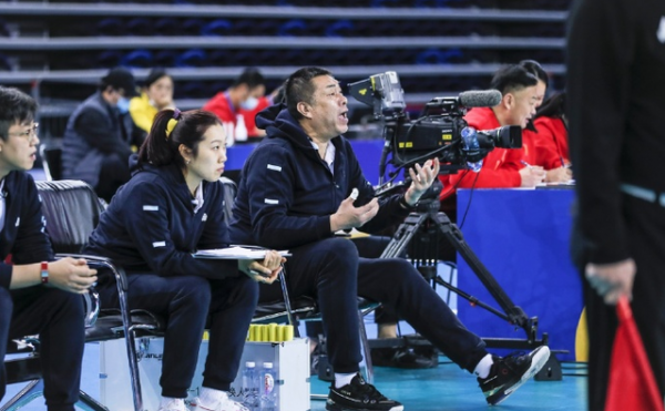 廣東女排主帥罵哭隊員！不是攔不到是身高吃虧，奇葩佈陣引吐槽