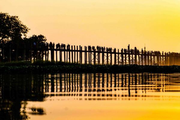 緬甸有座柚木做的橋，未使用一顆鐵釘，是世界十大最美日落地之一