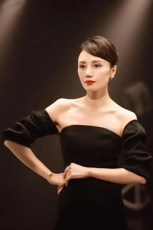 44歲袁泉真的好氣質，短髮微笑太迷人，不愧被稱為&OpenCurlyDoubleQuote;氣質女神&rdquo;