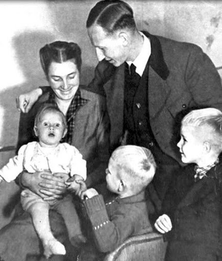 金髮碧眼,小提琴10級,納粹情報頭子遭刺殺卻拔槍回射,惡之使徒 金髮碧眼,小提琴10級,納粹情報頭子遭刺殺卻拔槍回射,惡之使徒