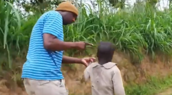 真實故事:非洲盧安達6歲男孩,野菜充飢汙水止渴,殘垣斷壁為家 真實故事:非洲盧安達6歲男孩,野菜充飢汙水止渴,殘垣斷壁為家