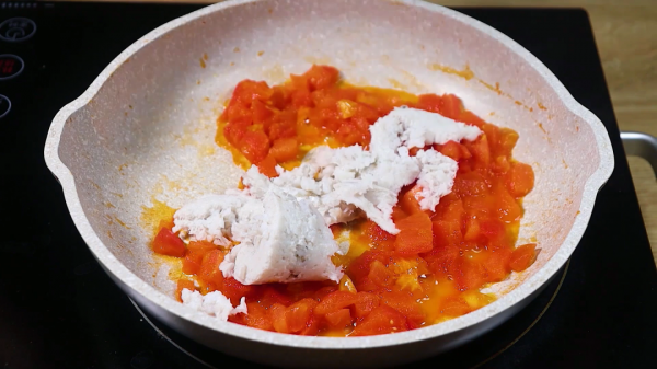 寶寶多吃魚肉好處多，這樣做挑食孩子都能吃一碗，助長個又聰明