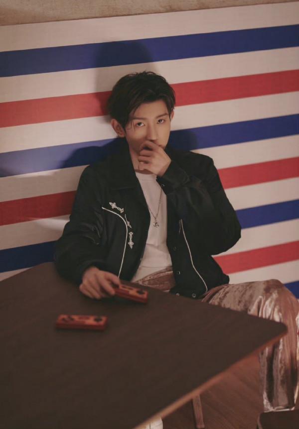 王源復古摩登造型大片明日創作計劃召集人