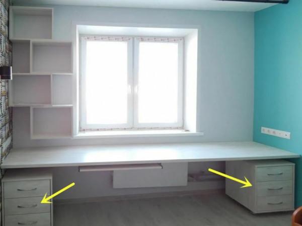 裝書櫃不划算，巧妙利用書桌底下空間，做抽拉儲物，不佔地還省錢