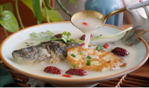 寒冷的冬天，來一碗鮮美滋補的魚湯，營養又驅寒！是怎麼做的啦？