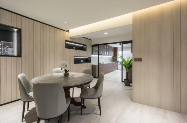 130㎡的房子，餐廳對面一整面牆多功能櫃，我確定當初的決定沒錯