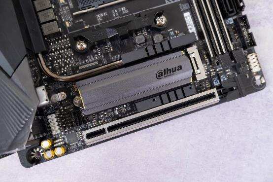 雕雖迷你，五臟俱全，技嘉 迷你雕 B550I AORUS PRO AX主機板裝機體驗