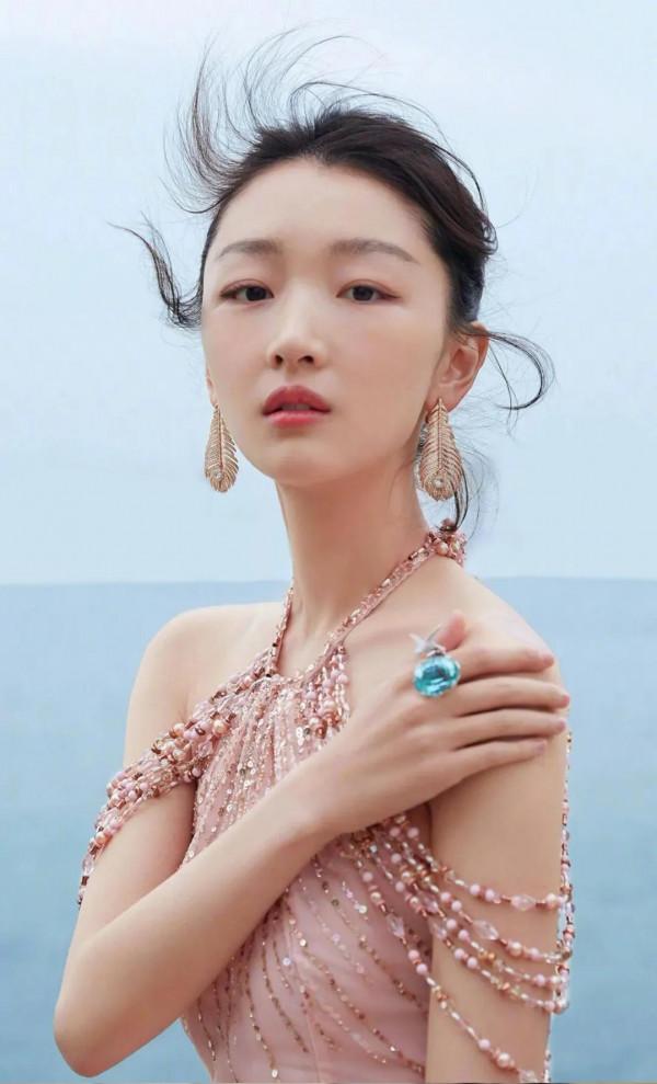 周冬雨看時間長了,也挺耐看 周冬雨看時間長了,也挺耐看