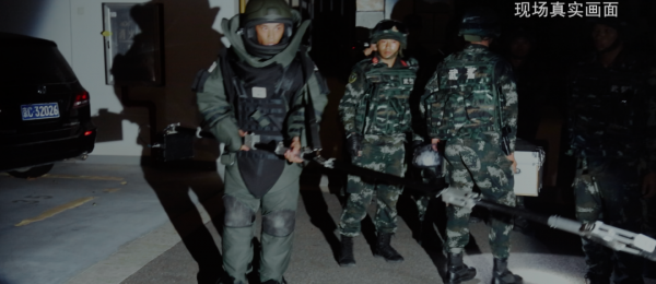 屏住呼吸！看現實版&OpenCurlyDoubleQuote;拆彈專家&rdquo;徒手轉移爆炸物