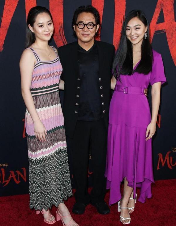 李連杰兩個女兒長相挺普通，穿裙裝配裸妝氣色不差，似鄰家小女孩