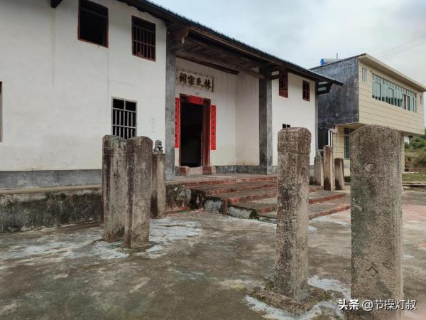 小山村裡的功名柱石碑，經百年歲月洗禮，仍光彩耀人