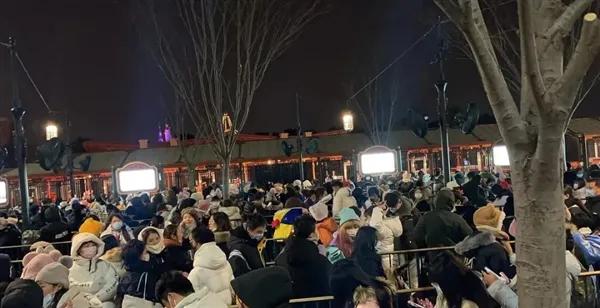 凌晨三點排隊購物