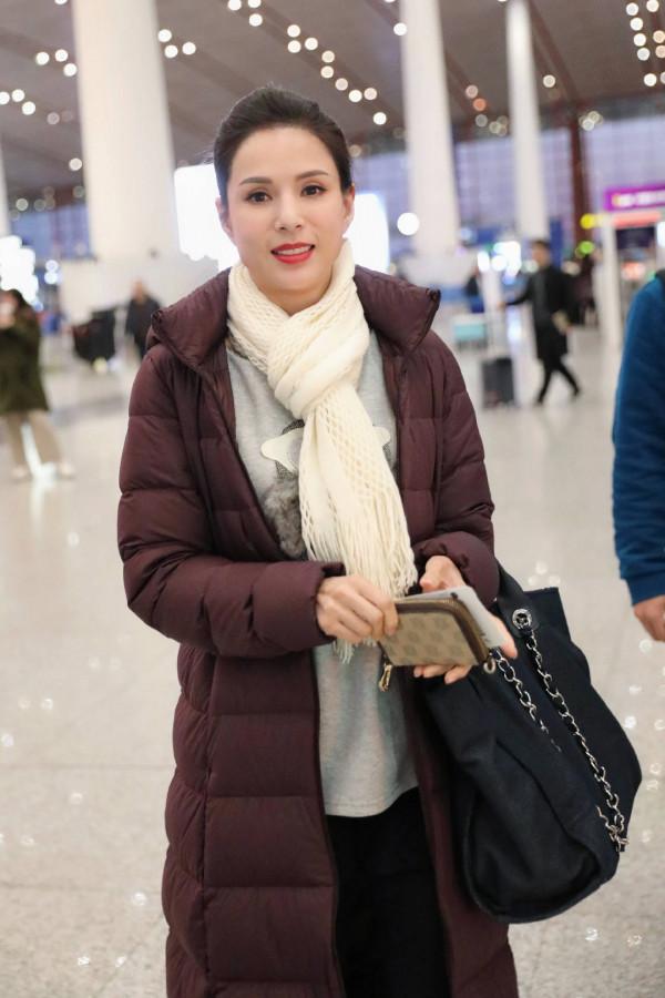 “小龍女”李若彤高調走機場,棕紅色羽絨服優雅時髦,看不出55歲 “小龍女”李若彤高調走機場,棕紅色羽絨服優雅時髦,看不出55歲