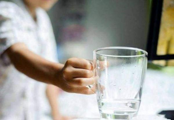 晚上睡覺總是感到口乾舌燥？可能是這三種原因，大家可要重視起來