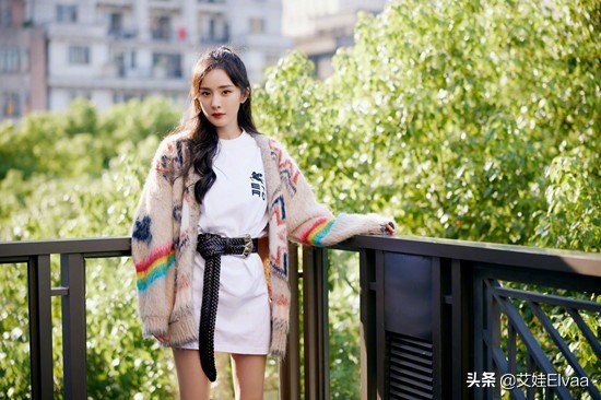 楊冪同空姐肩並肩走機場,穿皮褲配流蘇包,當眾扯毛衣線條好可愛 楊冪同空姐肩並肩走機場,穿皮褲配流蘇包,當眾扯毛衣線條好可愛