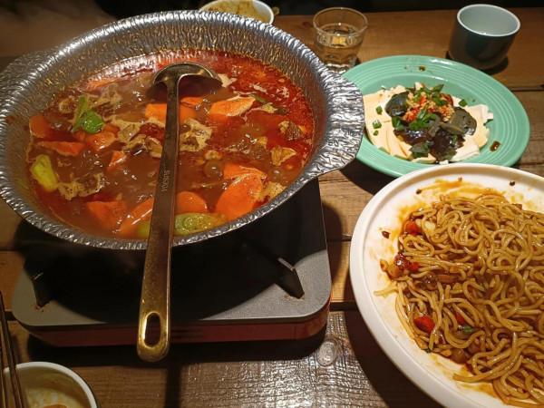 朋友請客吃飯，2人花268元點3個菜竟沒吃飽，回家還得吃泡麵頂餓