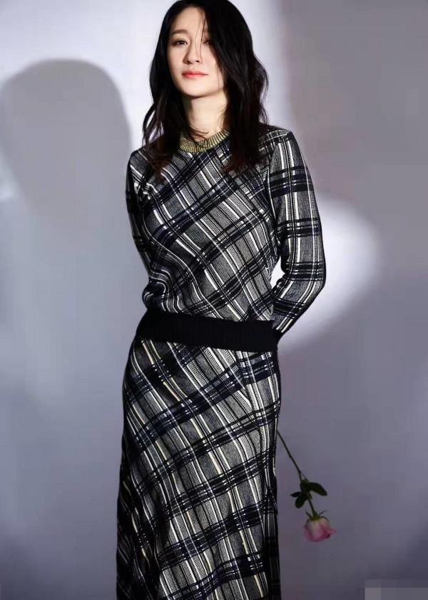 45歲的李小冉真不顯老，穿牛仔裙優雅有活力，一頭短髮氣質很迷人