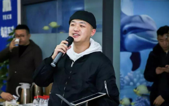 人前過氣憨傻人後商業大佬，4位悶聲發大財的明星，這才是真精明