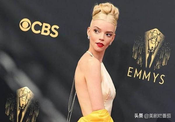 《後翼棄兵》女主兒時曾被霸凌，如今成為大熱影視劇的時尚女王