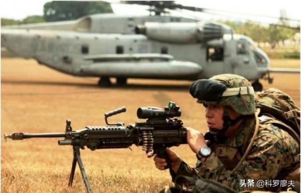 我軍士兵衝鋒時,重機槍在後面掩護射擊,如何避免誤傷自己人? 我軍士兵衝鋒時,重機槍在後面掩護射擊,如何避免誤傷自己人?