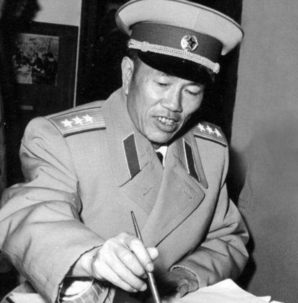 1949年小戰士從報紙上認出父親，連長：你別鬧了！這可是兵團司令