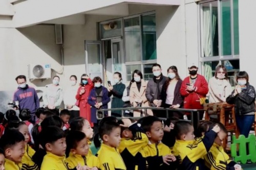 早操活力燃爆小宇宙,聽說爸爸媽媽也來圍觀啦 早操活力燃爆小宇宙,聽說爸爸媽媽也來圍觀啦