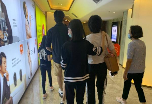 陸毅全家現身電影院,倆姐妹大長腿比手臂細,貝兒快和媽媽一樣高 陸毅全家現身電影院,倆姐妹大長腿比手臂細,貝兒快和媽媽一樣高