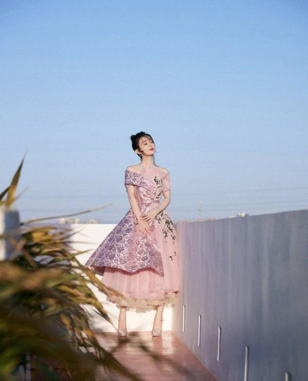 趙麗穎離婚後帥出新高度，拼接西裝簡單卻有質感，高馬尾又美又颯