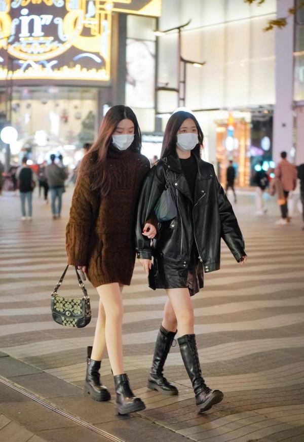 看街拍 學穿搭:12組高顏值閨蜜秋冬穿搭示範 看街拍 學穿搭:12組高顏值閨蜜秋冬穿搭示範