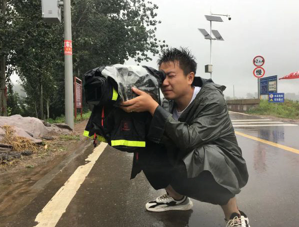 下一個王冰冰？刷屏的國社小姐姐什麼來頭？北大本科清華碩士顏值高