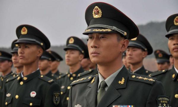 《王牌部隊》獲央媒點贊，老中青三代軍旅硬漢齊聚，個個威武霸氣