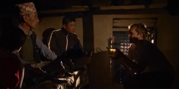 這就是尼泊爾採蜜人：懸在100米高空，被遮天蔽日的蜜蜂爬滿衣服