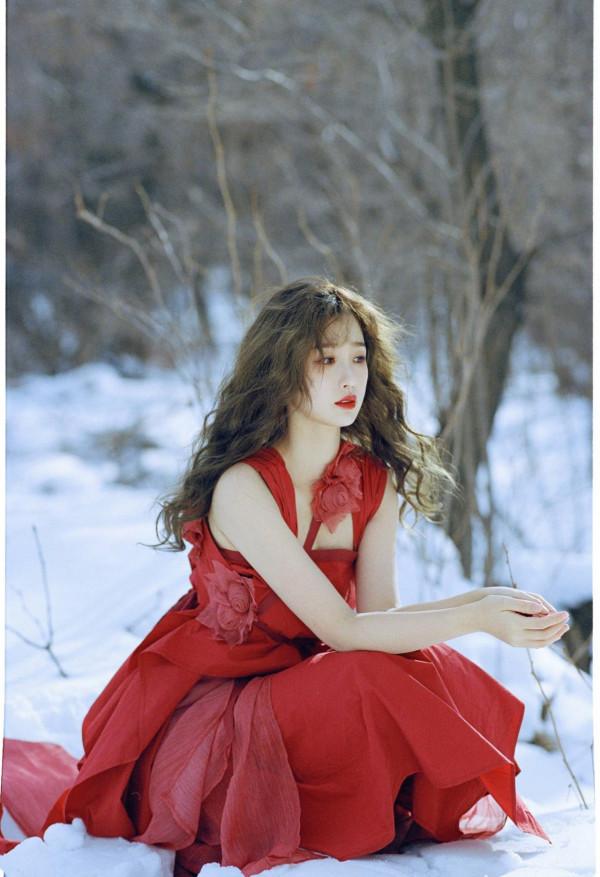 虞書欣生日拍美照，大雪地裡穿吊帶裙扮“在逃公主”，真是不怕冷