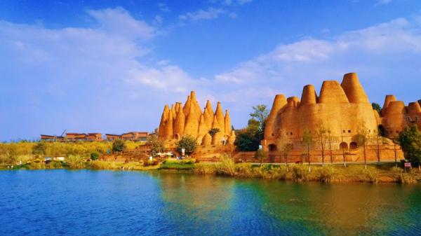 紅河的秋，是哈尼梯田綠如錦、異龍湖畔稻花香、臨安滿是美食香……