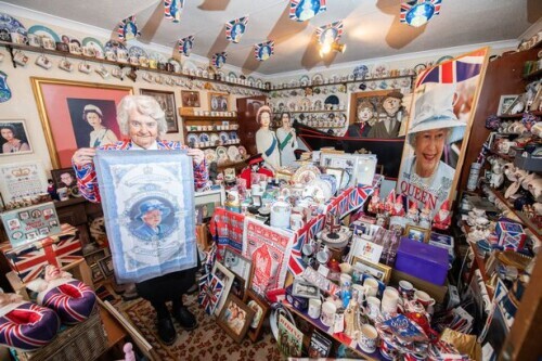 英國女王“鐵粉”痴迷收藏皇室紀念品 40年藏品堆滿房間 英國女王“鐵粉”痴迷收藏皇室紀念品 40年藏品堆滿房間