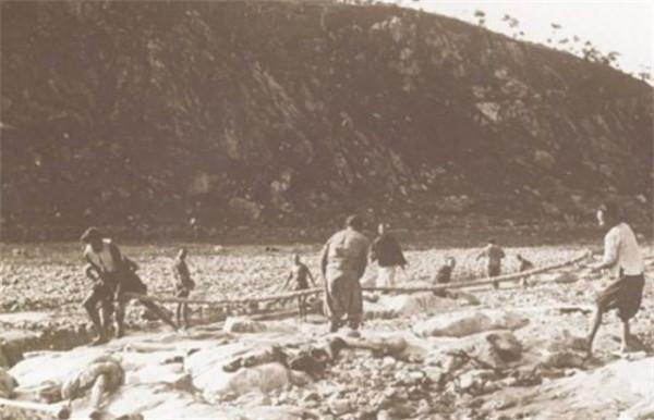 八路軍彈藥打光了,一個地主跑來說:我家還有十幾箱,隨便用 八路軍彈藥打光了,一個地主跑來說:我家還有十幾箱,隨便用