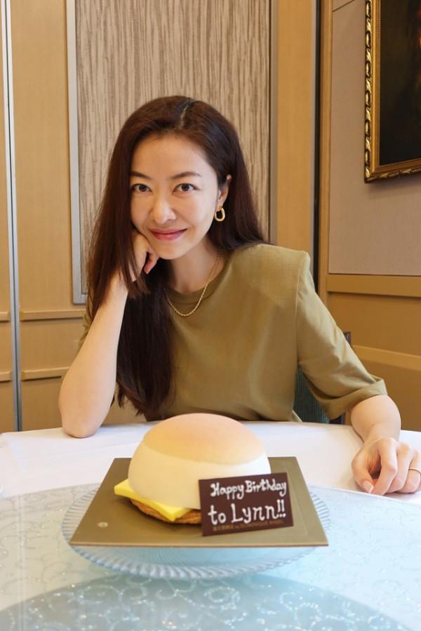 熊黛林身材高挑，長相也沒什麼變化，選的上衣太有美感