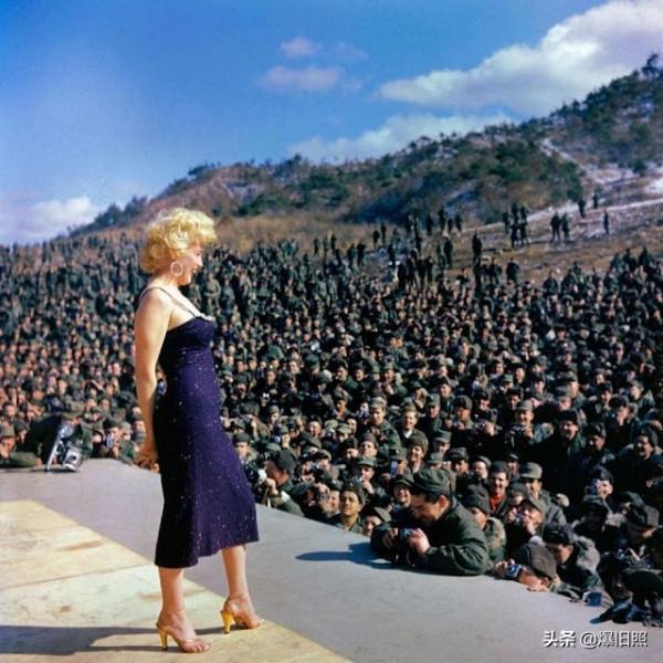 1954年瑪麗蓮·夢露（Marilyn Monroe）為駐韓美軍唱歌的照片