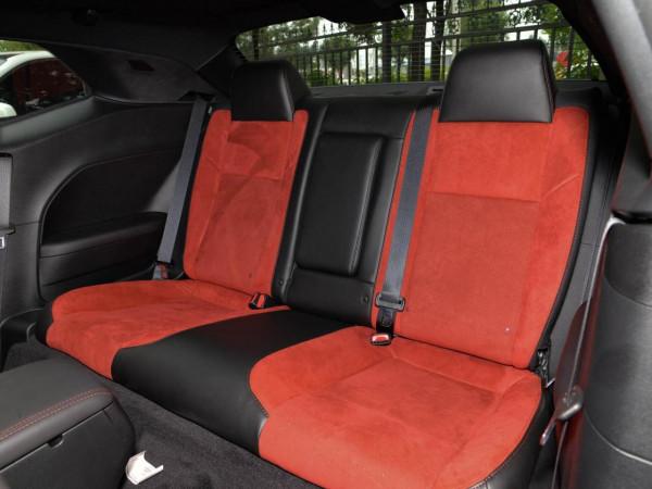 原裝進口配大排量V6，車身尺寸堪比豪華行政轎車，實拍道奇挑戰者