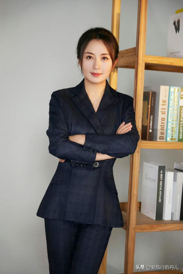 楊童舒身穿黑色格子西服套裝幹練大方，盡顯女神範