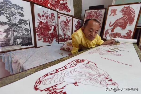 我身高70釐米，娶了個老婆跟人跑了，如今我靠剪紙養活女兒